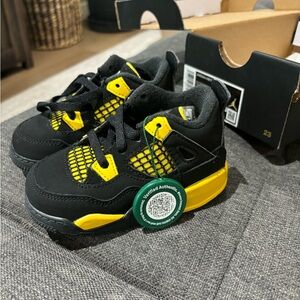 Jordan 4 retro shoes size 6 toddler, black and yellow